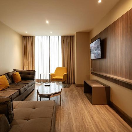 Camino Real Fashion Drive Monterrey Hotel San Pedro Garza Garcia Exterior foto Living room of a suite