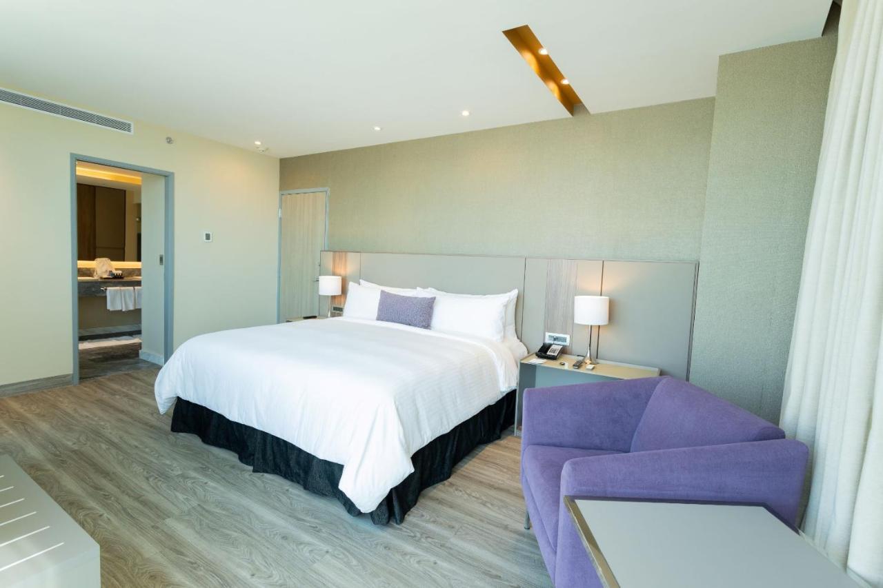 Camino Real Fashion Drive Monterrey Hotel San Pedro Garza Garcia Exterior foto A bedroom at the hotel