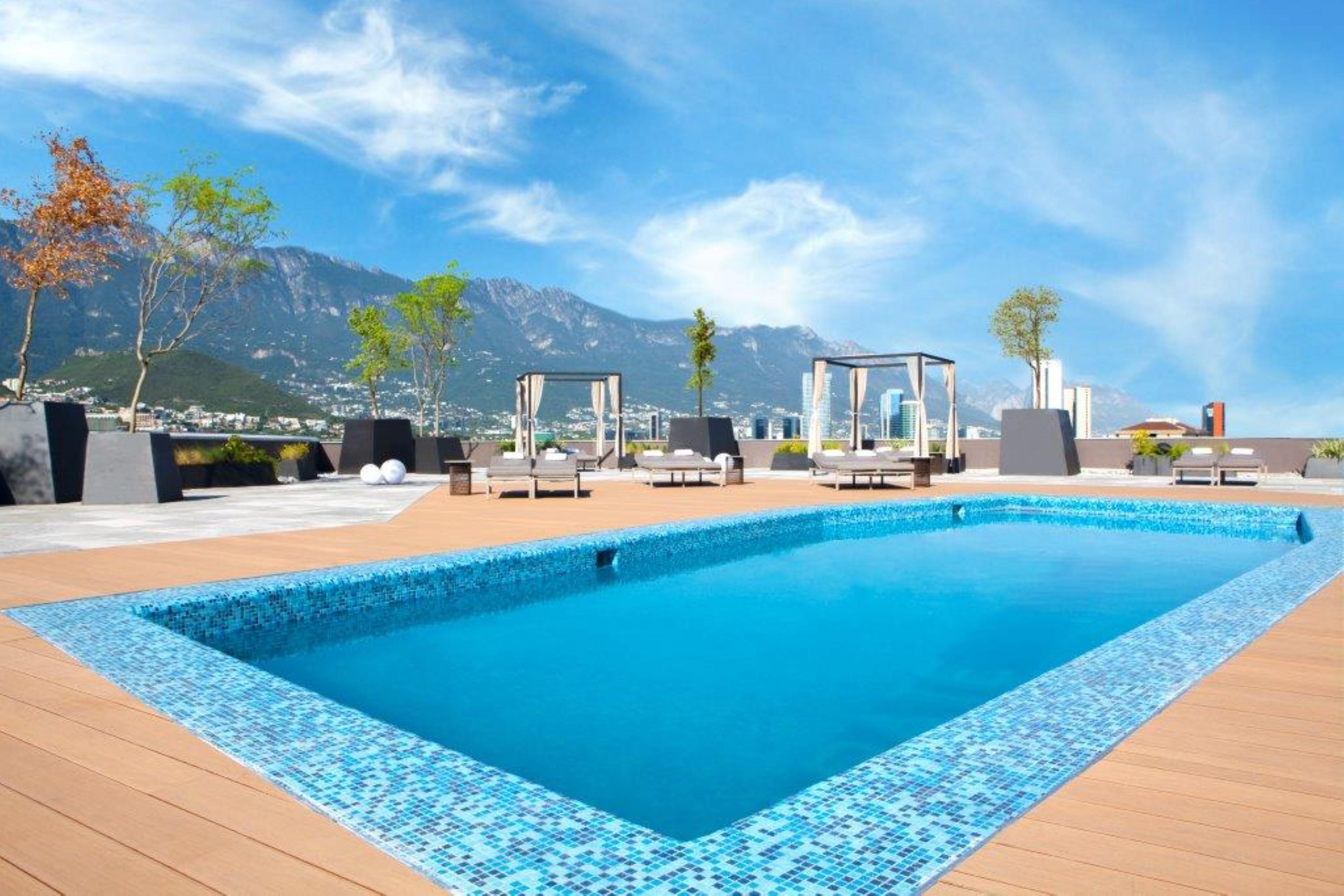 Camino Real Fashion Drive Monterrey Hotel San Pedro Garza Garcia Exterior foto Rooftop pool at the hotel