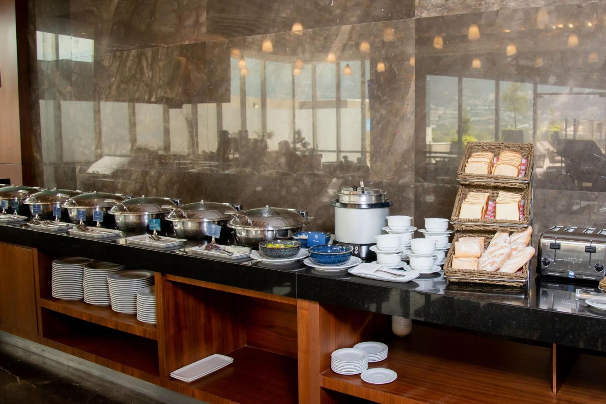 Camino Real Fashion Drive Monterrey Hotel San Pedro Garza Garcia Exterior foto A buffet at a hotel
