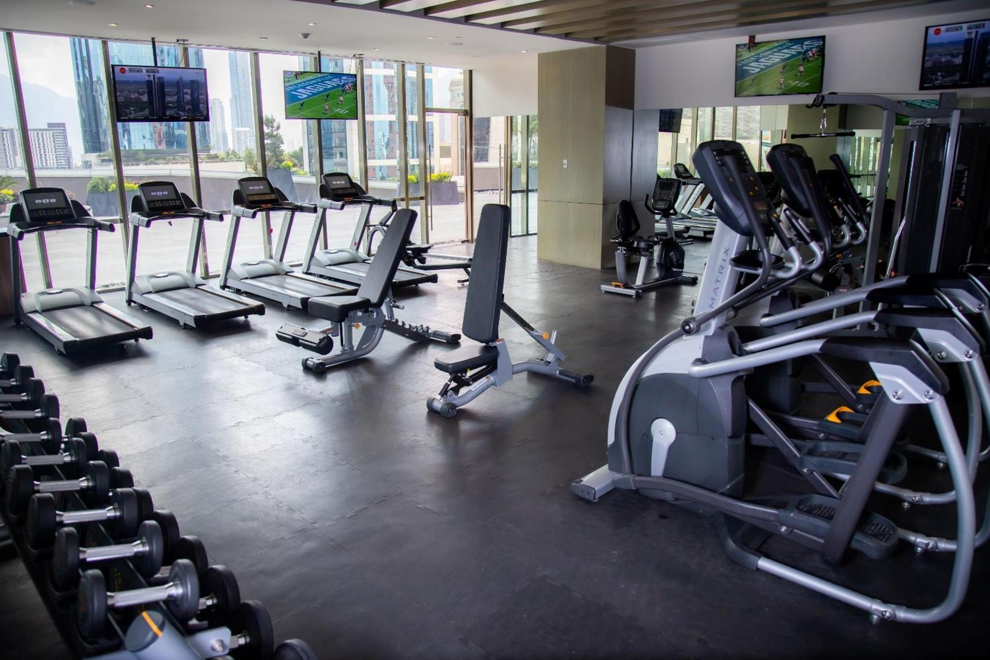 Camino Real Fashion Drive Monterrey Hotel San Pedro Garza Garcia Exterior foto A gym in a hotel